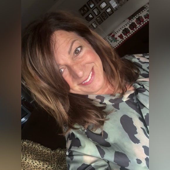 🌹Meet your Posher, Valerie🌹 - Picture 1 of 2